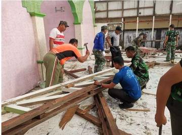 Kodim Sintang Gelar Karya Bakti di Masjid Syuhada