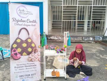 Pengrajin Sintang Pasarkan Kerajinan  Bunga Acrylic