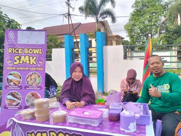 Warga Kunjungi Rice Bowl di Bazar UMKM Sintang