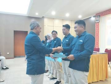 Kepsta RRI Sintang Serahkan SK Ketua Tim