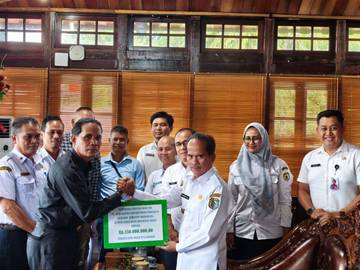 Perbaiki Jalan,PT.Bumi Sentosa Lestari Berikan CSR