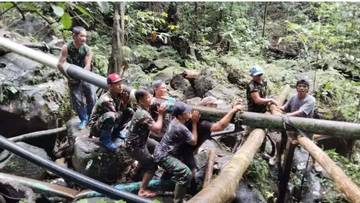 Warga dan Babinsa Perbaiki Saluran Air Desa Langau