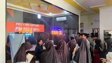 Pembelajaran Luar Ruangan SMP IT Robbani Sintang