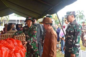 Bupati Tinjau Pasar Murah di Kodim Sintang