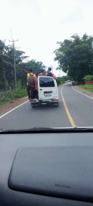 Bergelantungan Demi Sekolah