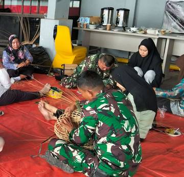 TNI Kota Pangkalpinang Menganyam Kerajinan Lidi Nipah