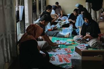 Pelipatan Surat Suara Pilkada di KPU Bangka