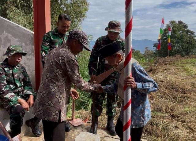 Satgas TMMD Jalin Kedekatan Lewat Komsos Bersama Warga