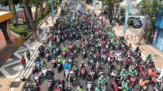 Harkitnas, Ratusan Pengemudi Ojek Online di Surabaya Demo