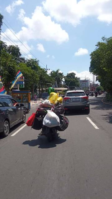 Motor Nekat Membawa Muatan Berlebih