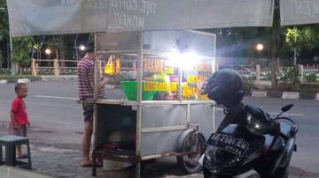 Nasi Bakmi Goreng dan Krengsengan Arang Khas Kediri