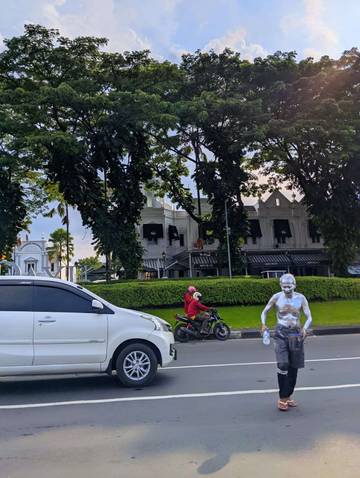 Aksi Manusia Silver Mengundang Perhatian