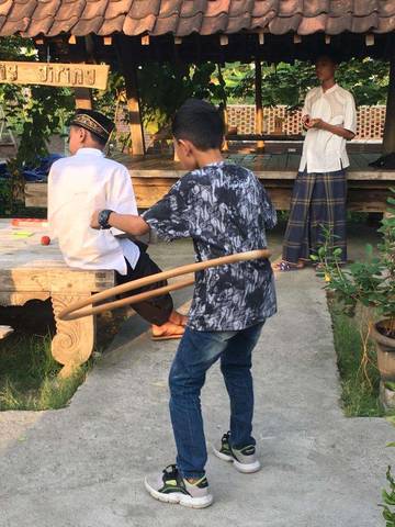Keceriaan Memainkan Mainan Jadul
