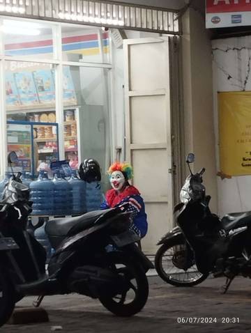 Jadi Badut Demi Sesuap Nasi