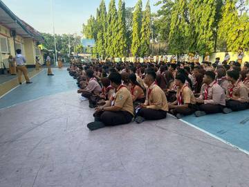 Para Siswa Mengikuti MPLS di SMAN 1 Surabaya