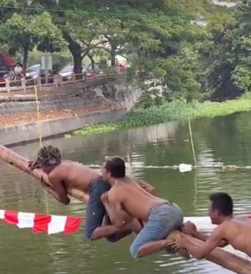 Keseruan Lomba Panjat Pinang Sungai di Jogoloyo Surabaya