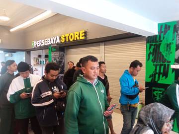 Keseruan Tukar Tiket Laga Derby Jatim