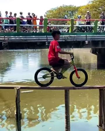 Keseruan Lomba Sepeda di Atas Sungai