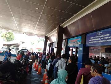 Antrian di Samsat Manyar Surabaya