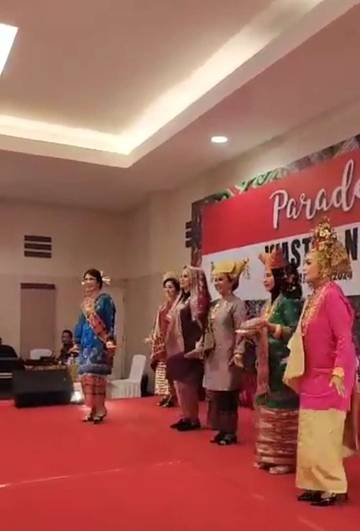 Tampilan Parade Wastra Nusantara KCBI