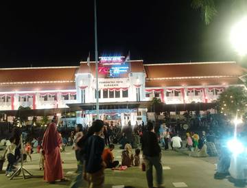Malam Mingguan di Taman Surya