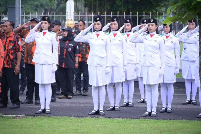 Upacara Peringatan Hari Sumpah Pemuda di Karanganyar Khidmad
