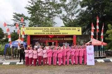 Bhayangkari Cabang Wonogiri Bagi Bingkisan di Pospam Nataru