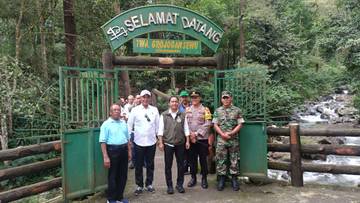 Tindaklanjuti Arahan Presiden, Menhut Raja Juli Kunjungi TWA Grojogan Sewu