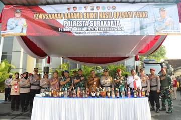 Polresta Surakarta Memusnahkan Ribuan Botol Miras dan Knalpot Brong Hasil Operasi Pekat 2024