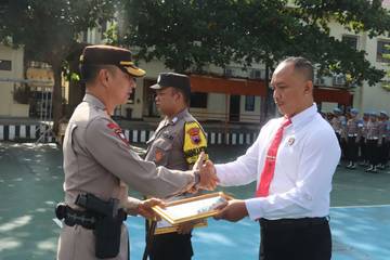 Puluhan Anggota Terima Penghargaan Dari Kapolres Karanganyar