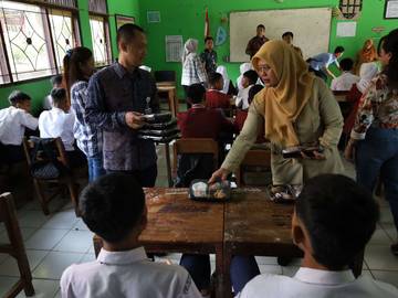 KAI Daop 6 Bagikan Makan Siang Bergizi Gratis kepada 1000 Siswa Boyolali