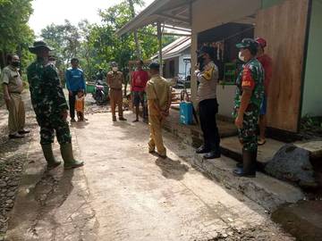 Cegah Penyebaran PMK, Polsek Ngadirojo Semprotkan Disinfektan 