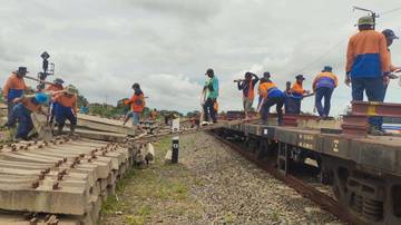 Banjir Grobogan,10 KA memutar di Stasiun Solo