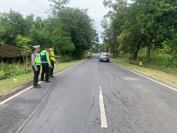 Polisi Lakukan Olah TKP Usai Pemotor Jatuh Meninggal Tertabrak Bus Di Wuryantoro