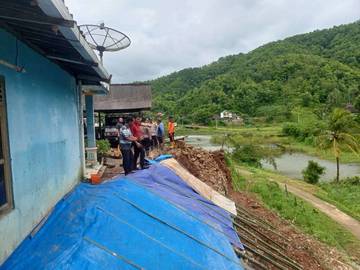 Polsek Batuwarno Kerja Bakti Dan Berikan Sembako Korban Longsor