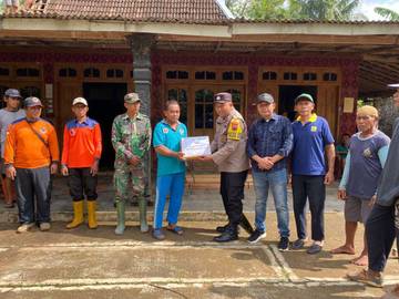 Polsek Jatipurno Kerja Bakti Perbaiki Atap Rumah Tertimpa Pohon
