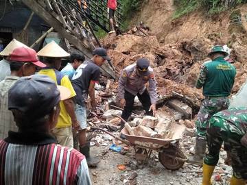 Sinergi TNI-Polri dan Warga Bersihkan Material Longsor di Wonogiri
