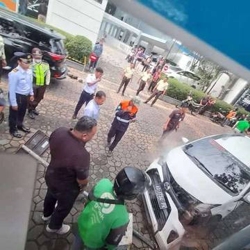 KA Batara Kresna 'Sosor' Mobil di Petak Jalan Purwosari - Solo Kota