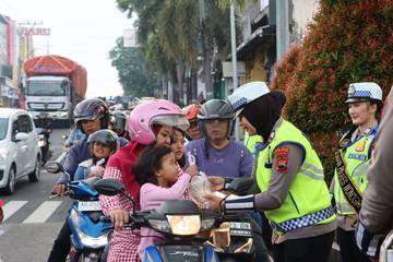 Polres Wonogiri Bagikan Takjil Bagi Pengguna Jalan