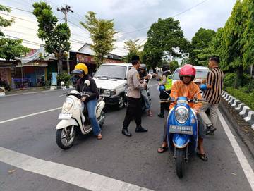 Polres Wonogiri dan Bhayangkari Berbagi Takjil Gratis