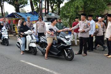 Semarak Ramadan, Kapolres Wonogiri Kembali Bagikan Takjil Gratis