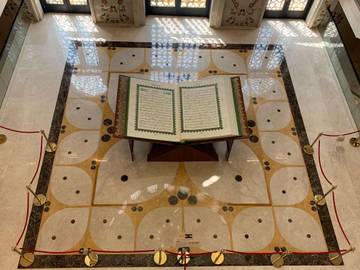 Mushaf Al Quran Akbar Joko Widodo di Masjid Zayed
