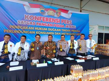 FOTO: Tak Sesuai Takaran, Puluhan Ribu Botol Minyak Kita Disita Polisi