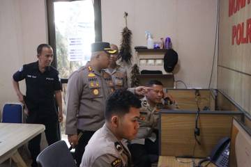 Pastikan Pelayanan Mudik Lebaran, Kapolres Wonogiri Cek Layanan Hotline 110