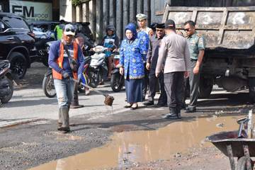 Bupati Sukoharjo Pantau Perbaikan Jalan Rusak