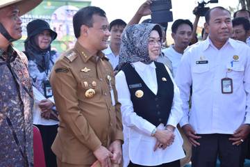 Foto Galery, Bupati Etik Suryani Saat Dampingi Gubernur Jateng Panen Raya Serentak di Desa Ngombakan Polokarto