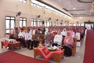 Galery Foto Saat Bupati Sukoharjo, Etik Suryani Menyerahkan Bantuan Beras dari Baznas untuk 600 guru RA