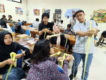 Mahasiswa DKV ISI Surakarta Ikuti Workshop Pembuatan Kemasan Tradisional