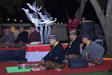 Kearifan Lokal Jamasan Pusoko Keris Kyai Pamot