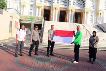 HUT RI ke-80, Polres Karanganyar Bagi-Bagi Bendera Merah-putih